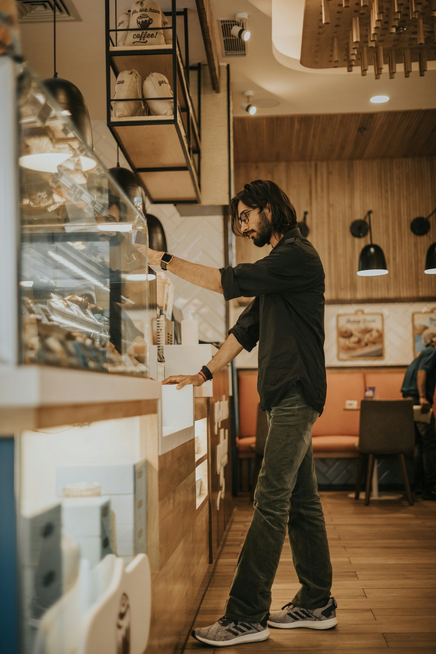 Responsable d’un café observant sa vitrine de produits