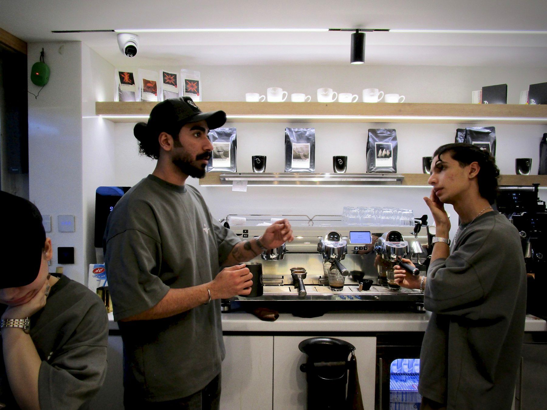 Deux membres d’une équipe échangent derrière le comptoir d’un coffee shop